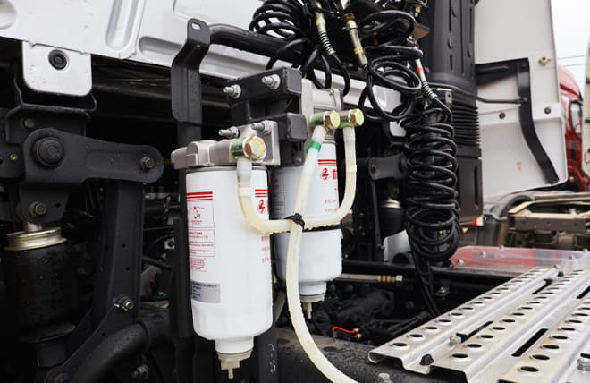 Xe được trang bị hệ thống phanh khí nén hai dòng từ thương hiệu WABCO nổi tiến