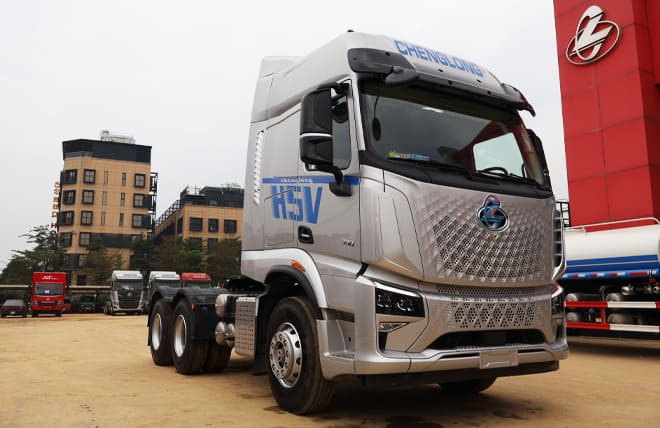 Hình 1: Xe Đầu Kéo 2 Cầu Chenglong H5V 390Hp: Biểu Tượng Mới Của Ngành Vận Tải Đường Dài