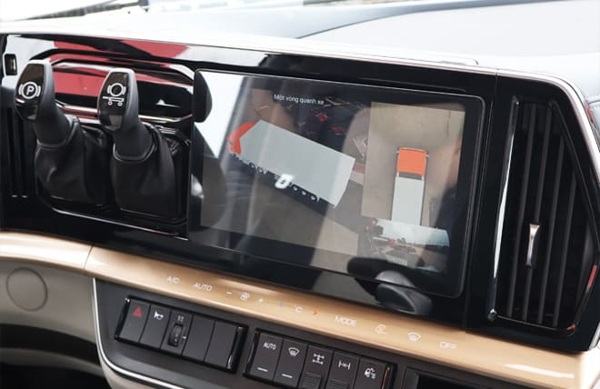 Màn hình đa phương tiện: Màn hình cảm ứng LCD trung tâm