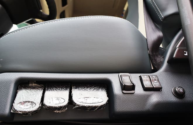 Ghế lái được trang bị hệ thống giảm chấn bằng hơi,