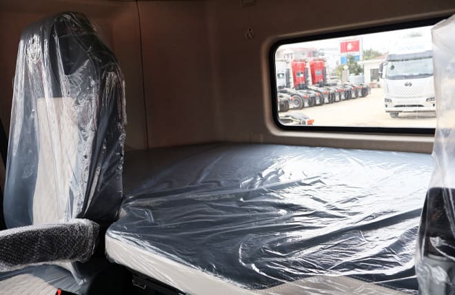 Phía sau ghế lái là khu vực nghỉ ngơi với thiết kế 2 tầng (giường đôi)