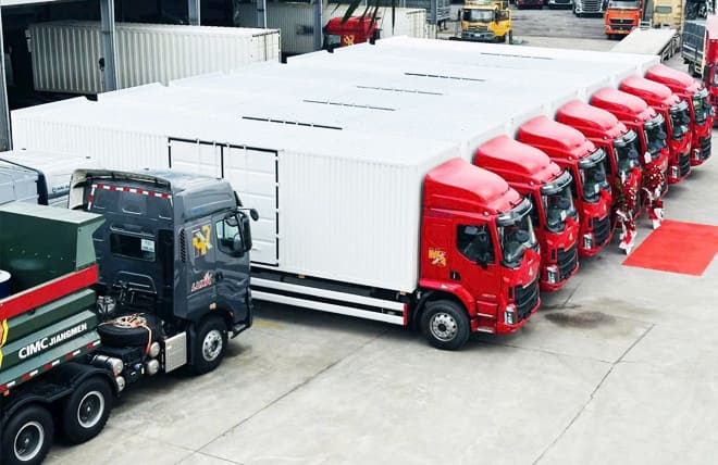 Chenglong M3 4 Máy 200Hp 7.5 Tấn Thùng Kín Cont 1CH 9m9