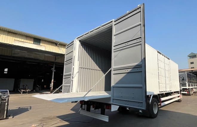 Chenglong M3 6 Máy 200Hp 7 Tấn Thùng Kín Cont 1CH Bửng Nâng 9m7