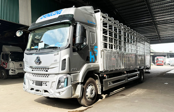 Chenglong H5 4 Máy 240Hp 8 Tấn Mui Bạt Bửng Nhôm 9m9