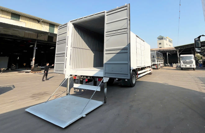 Chenglong M3 4 Máy 220Hp 7.2 Tấn Thùng Kín Cont Bửng Nâng 9m7