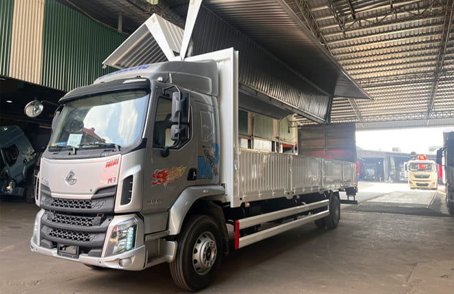 Chenglong M3 4 Máy 220Hp 7 Tấn Thùng Kín Cánh Dơi 9m9